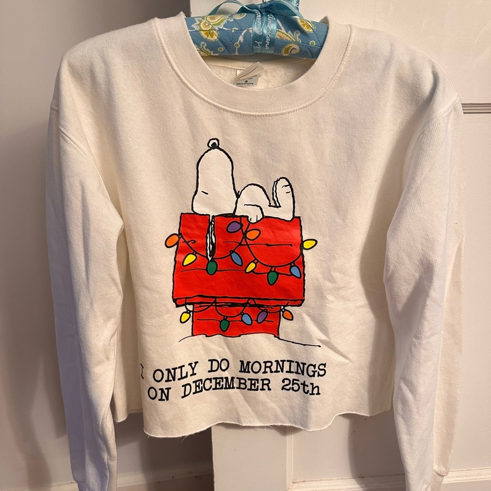 Super cute Peanuts Xmas cropped sweatshirt.
